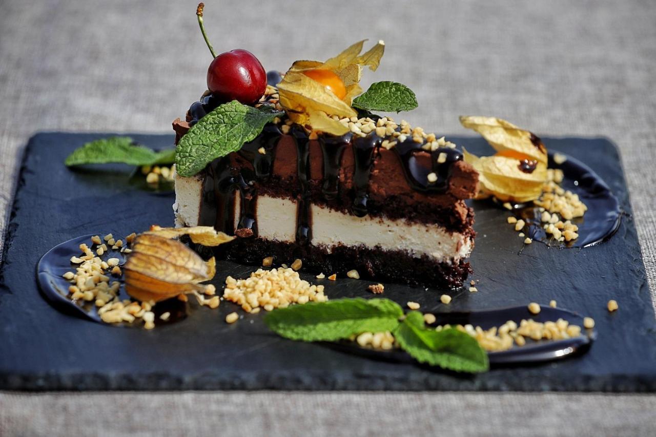 Country Spa Retreat Snagov Exterior photo A chocolate cheesecake