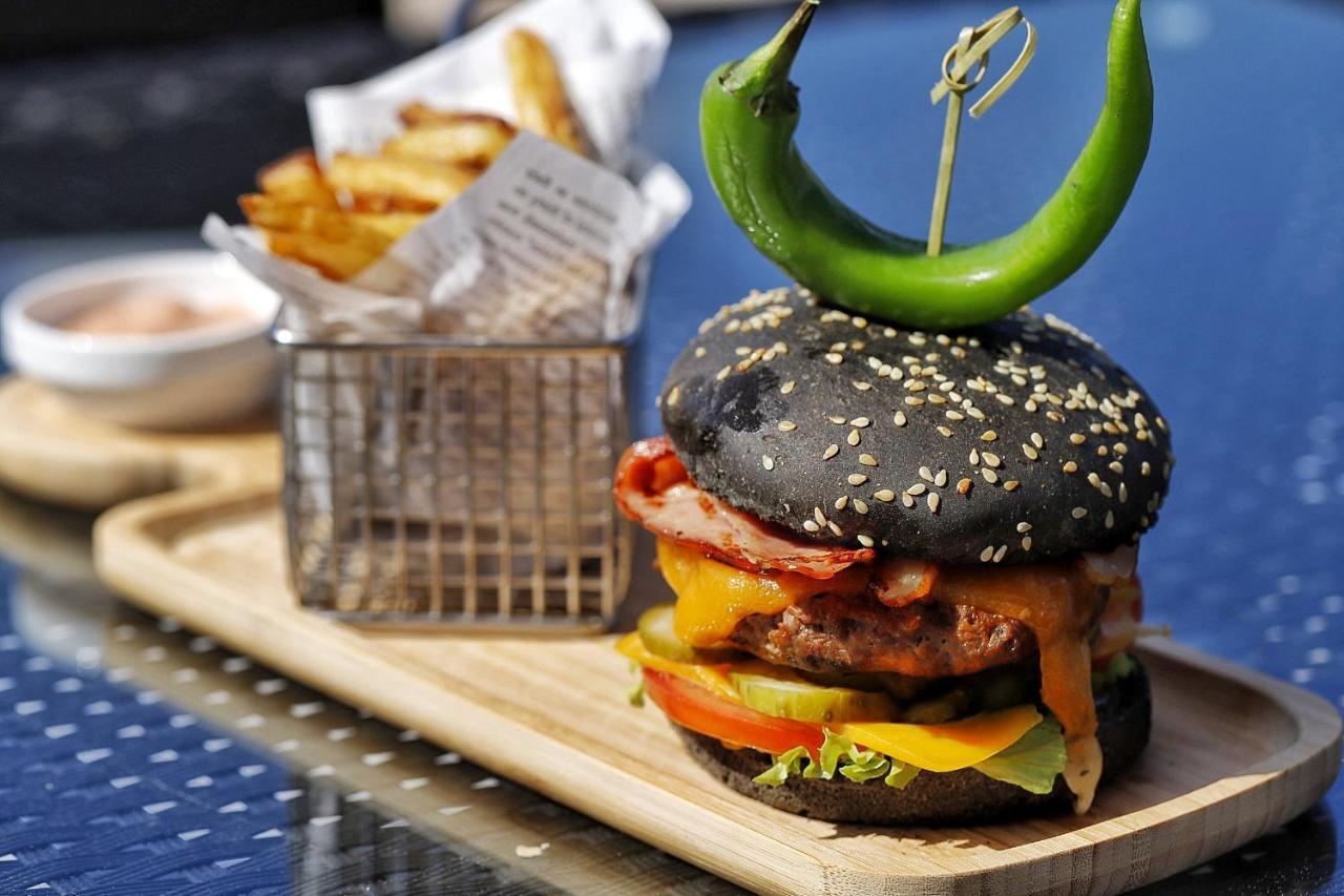 Country Spa Retreat Snagov Exterior photo A black bun hamburger