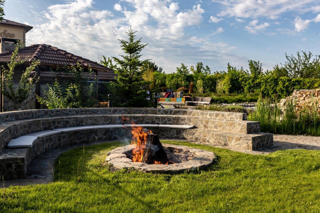 Country Spa Retreat Snagov Exterior photo The amphitheater