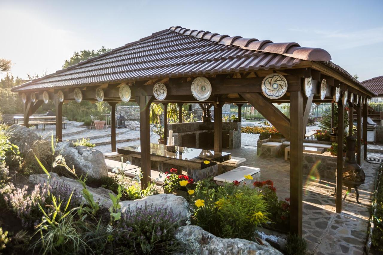 Country Spa Retreat Snagov Exterior photo Pergola