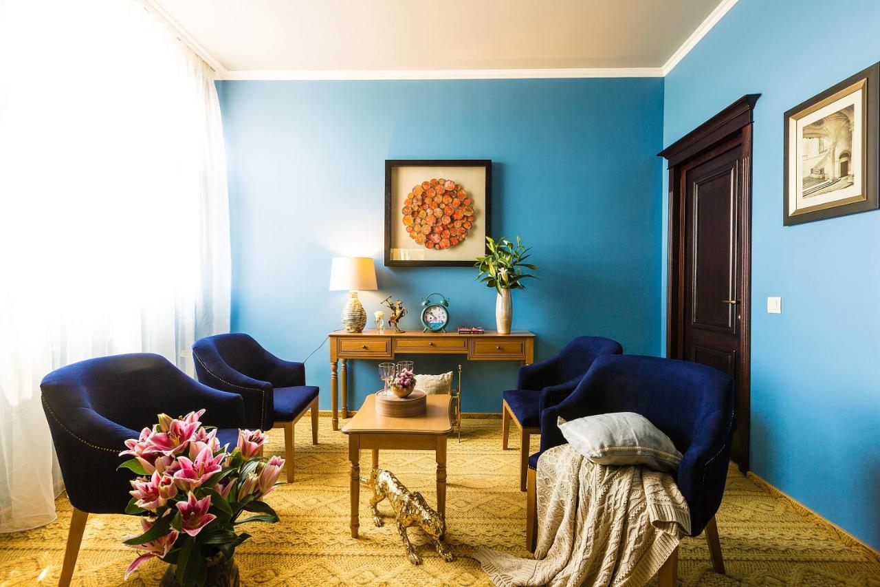 Country Spa Retreat Snagov Exterior photo A room with blue walls and blue furniture