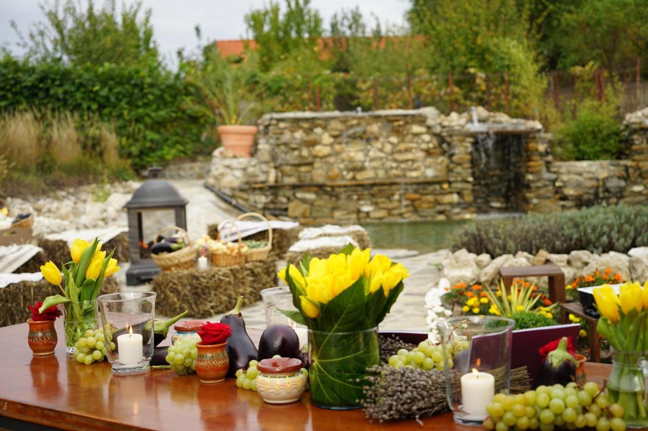 Country Spa Retreat Snagov Exterior photo A typical table at a Greek wedding