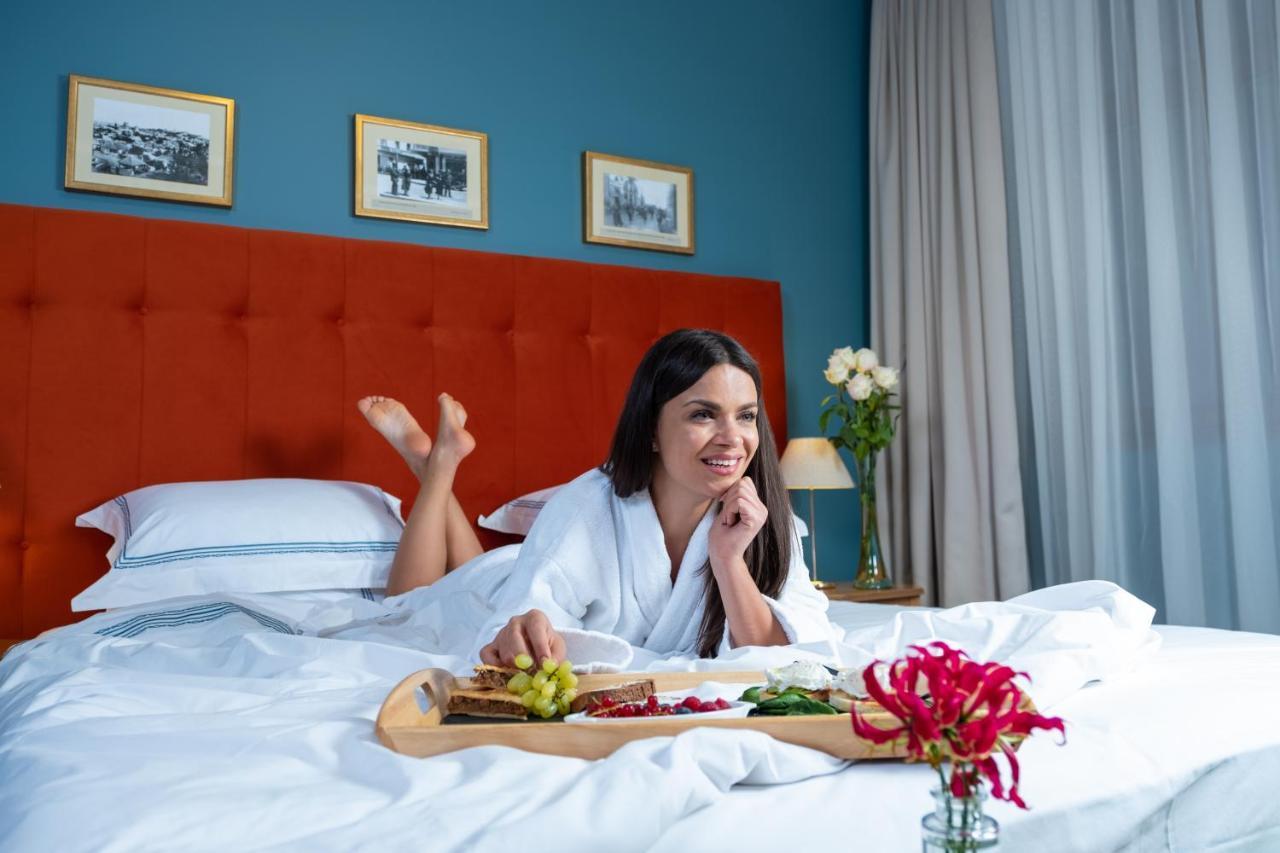 Country Spa Retreat Snagov Exterior photo A woman in a bathrobe